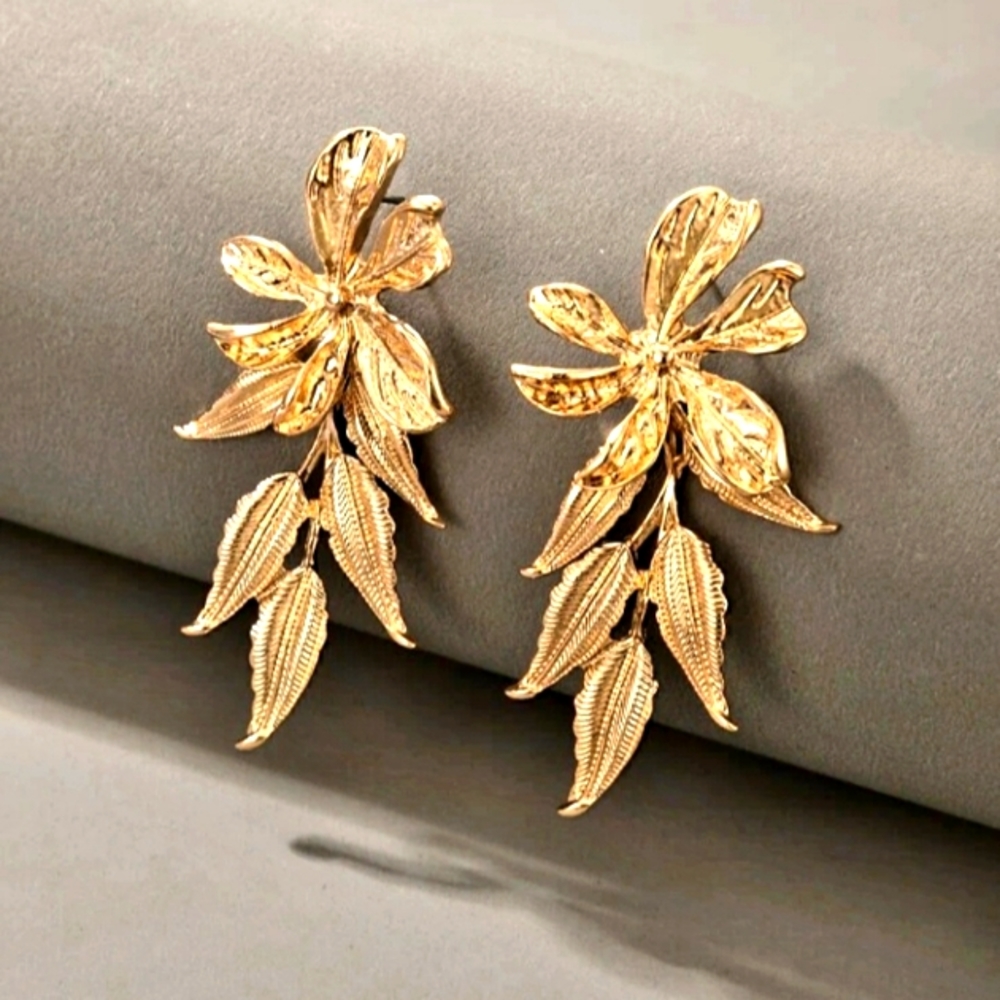 NWT ROMWE gold-tone leaf design earrings.